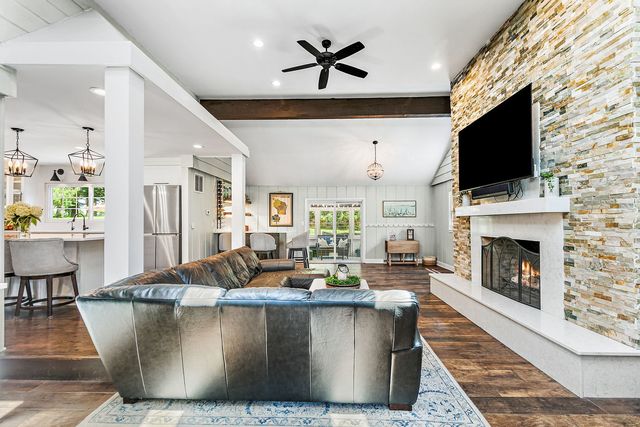 37W384 Ronsu Lane, St. Charles, IL 60175