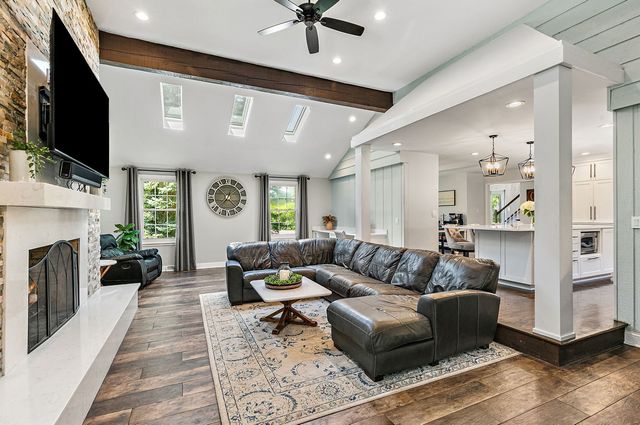 37W384 Ronsu Lane, St. Charles, IL 60175