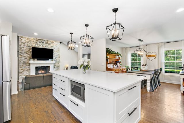 37W384 Ronsu Lane, St. Charles, IL 60175
