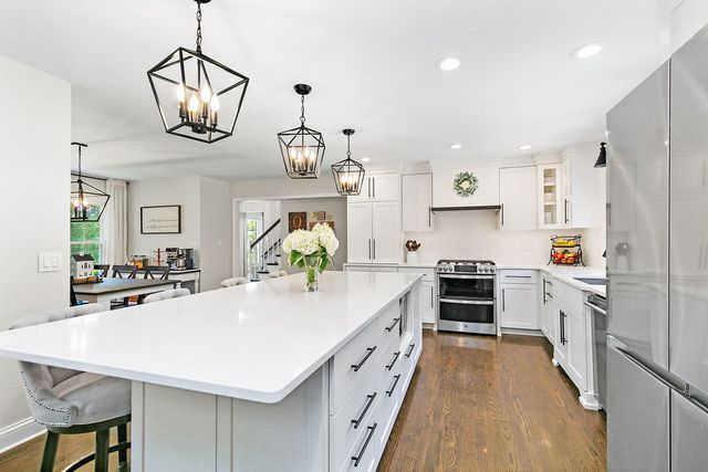37W384 Ronsu Lane, St. Charles, IL 60175