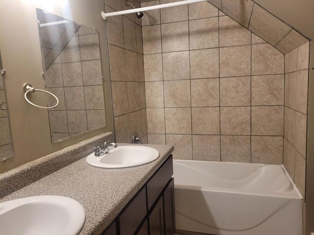 2865 N 36th STREET, Milwaukee, WI 53210