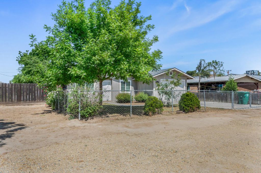 Image 5 of property listing at 12476 W F Street, Biola, CA 93606
