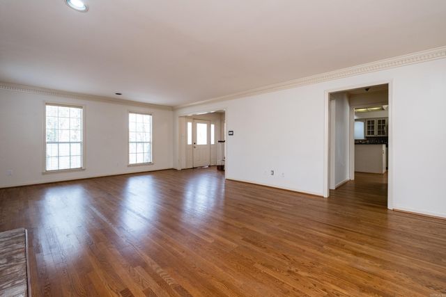 8 Fenchley Ct, Little Rock, AR 72212