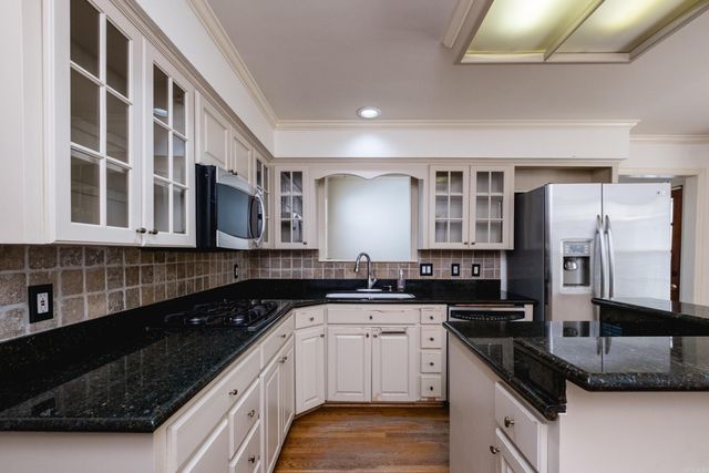 8 Fenchley Ct, Little Rock, AR 72212