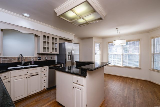 8 Fenchley Ct, Little Rock, AR 72212