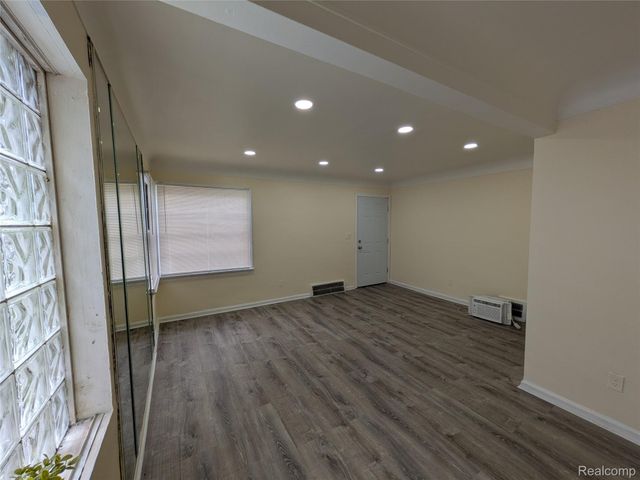 7414 Vaughan Street, Detroit, MI 48228