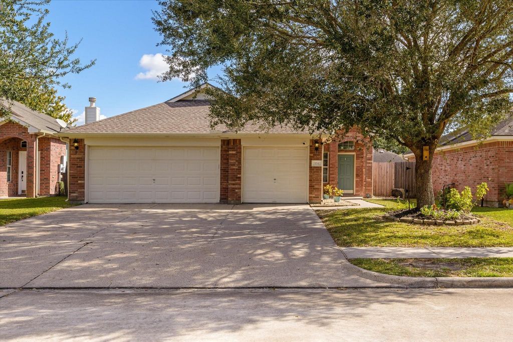 104 Laurel Meadow Court, La Marque, TX 77568