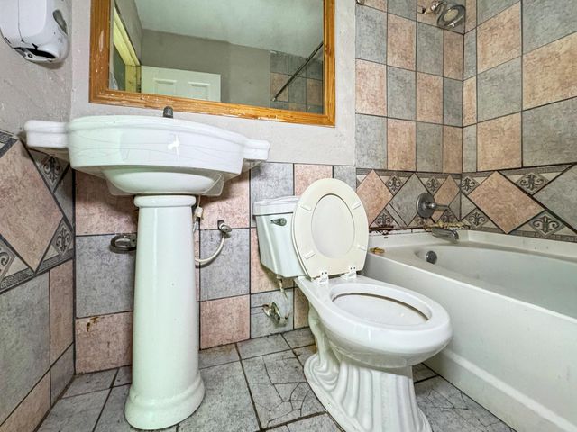 9401 Heatherside Street, Houston, TX 77016