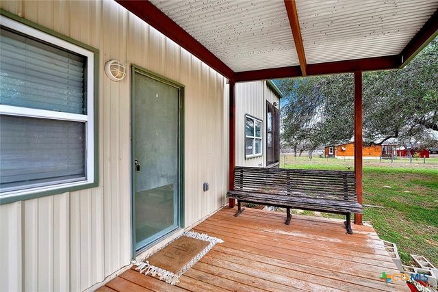 498 County Road 124, Floresville, TX 78114