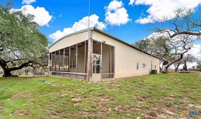 498 County Road 124, Floresville, TX 78114