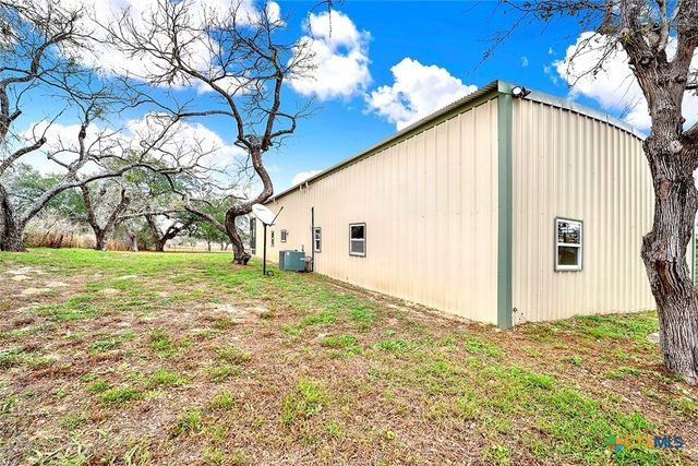 498 County Road 124, Floresville, TX 78114