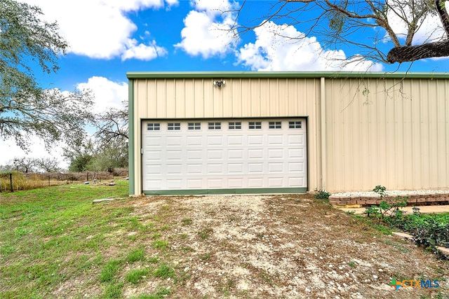 498 County Road 124, Floresville, TX 78114