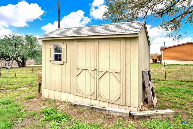 498 County Road 124, Floresville, TX 78114