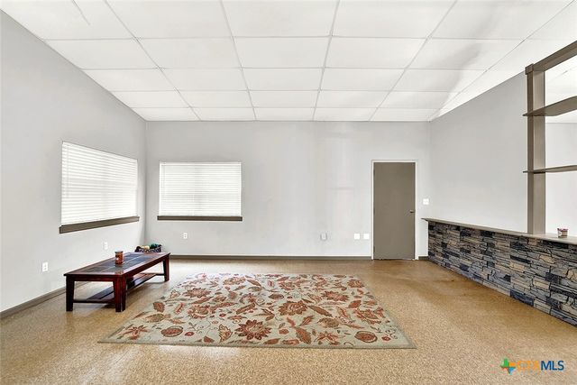 498 County Road 124, Floresville, TX 78114