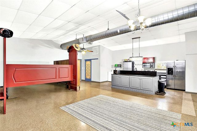 498 County Road 124, Floresville, TX 78114