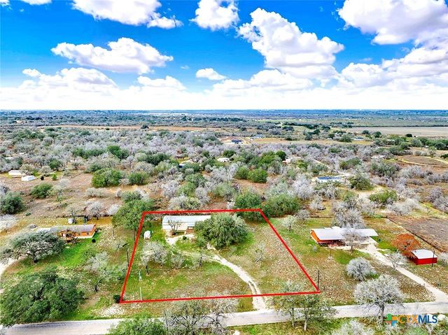 498 County Road 124, Floresville, TX 78114