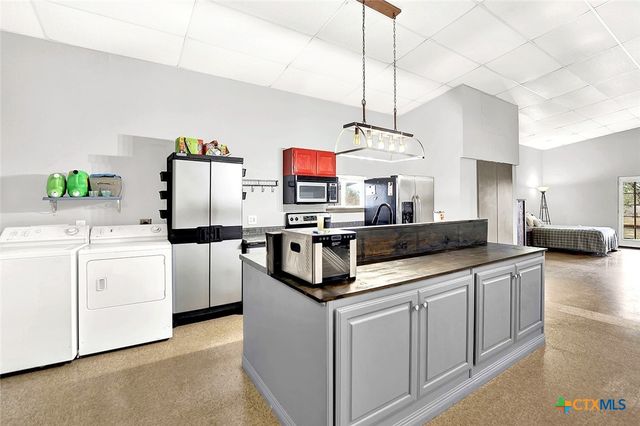 498 County Road 124, Floresville, TX 78114