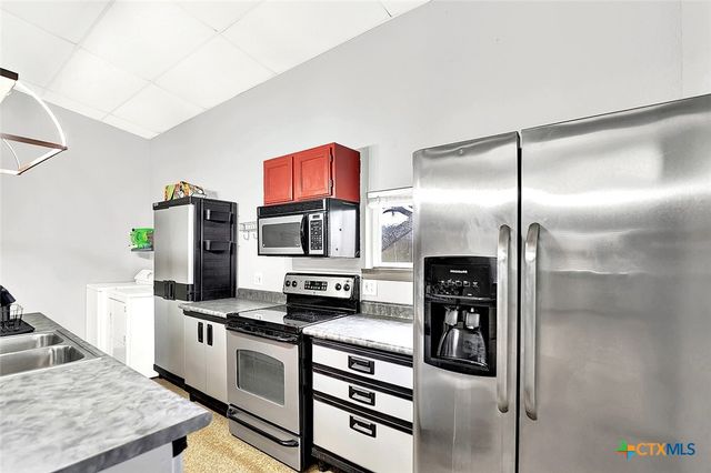 498 County Road 124, Floresville, TX 78114