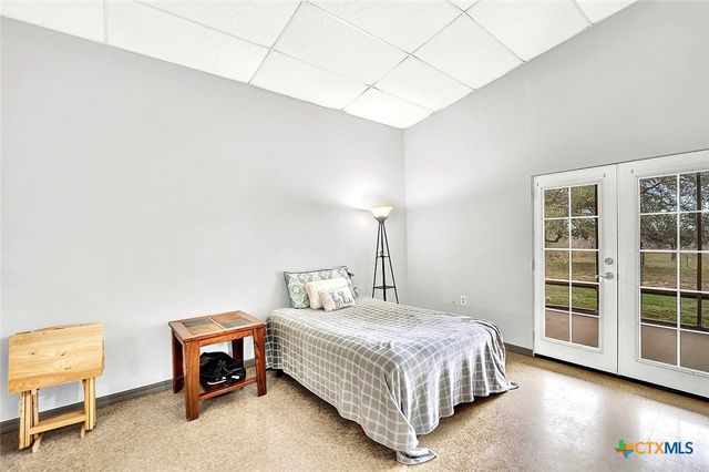 498 County Road 124, Floresville, TX 78114