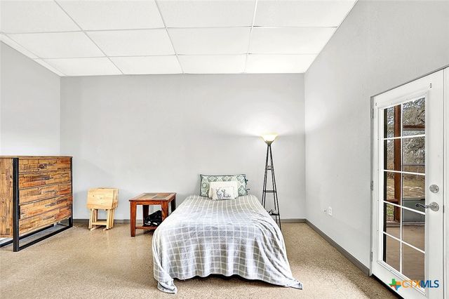 498 County Road 124, Floresville, TX 78114