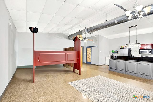 498 County Road 124, Floresville, TX 78114