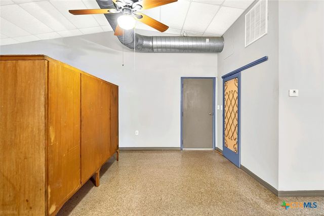 498 County Road 124, Floresville, TX 78114