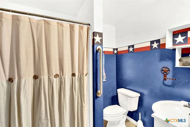 498 County Road 124, Floresville, TX 78114