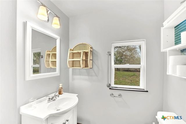 498 County Road 124, Floresville, TX 78114