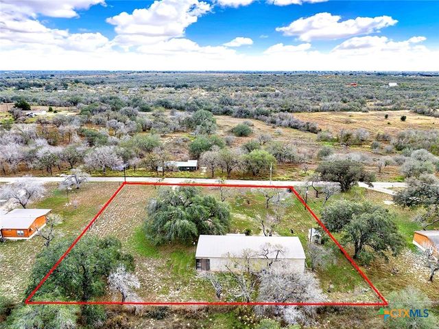 498 County Road 124, Floresville, TX 78114