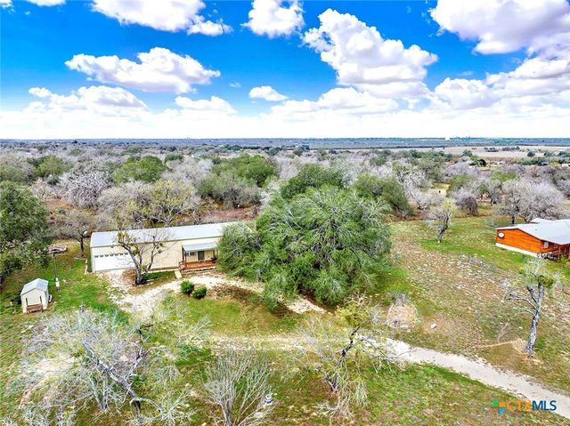 498 County Road 124, Floresville, TX 78114