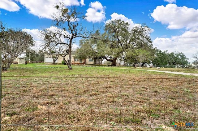 498 County Road 124, Floresville, TX 78114