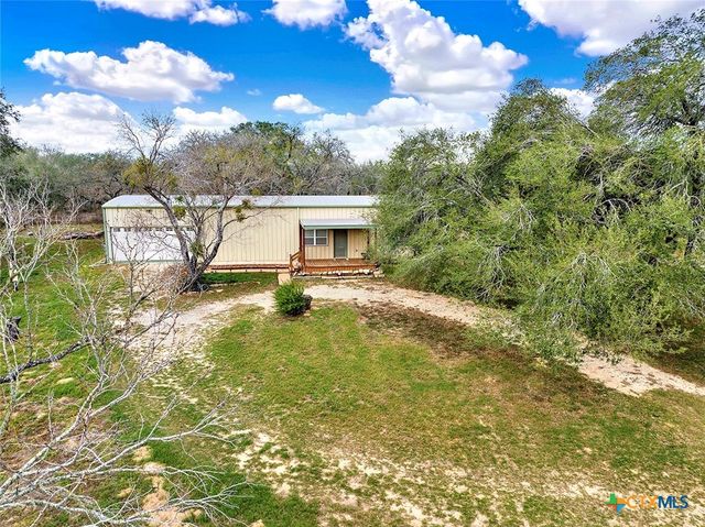 498 County Road 124, Floresville, TX 78114