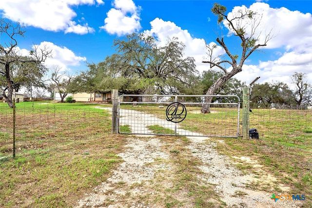 498 County Road 124, Floresville, TX 78114