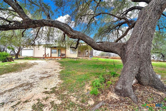 498 County Road 124, Floresville, TX 78114