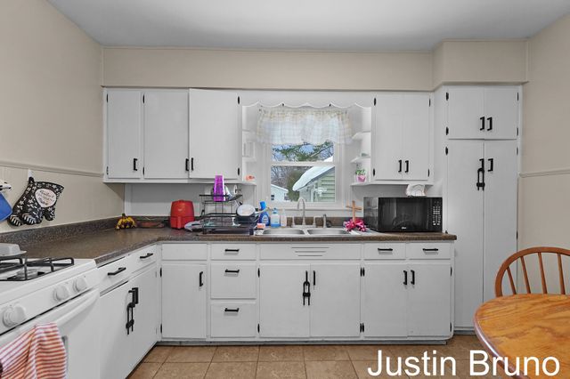 1237 James Avenue, Muskegon, MI 49442