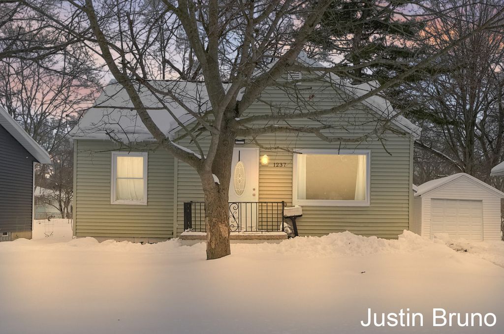 1237 James Avenue, Muskegon, MI 49442