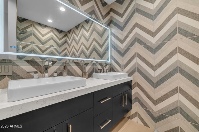 9016 N 60TH Street, Paradise Valley, AZ 85253