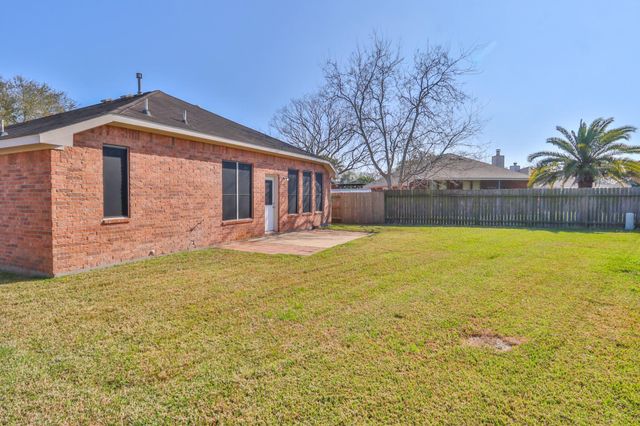 834 Chase View Drive, Bacliff, TX 77518