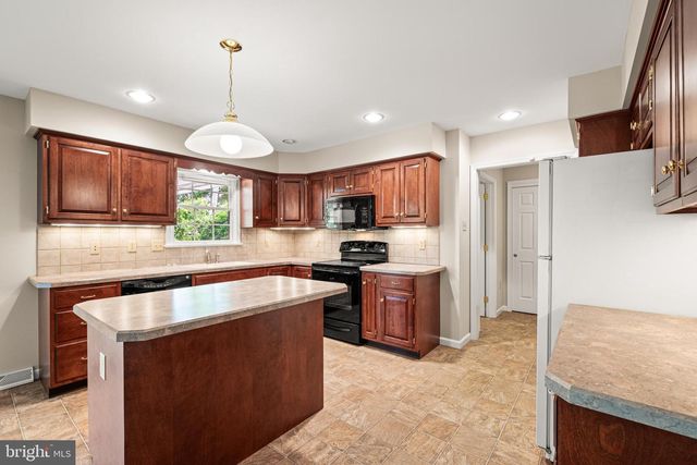 2426 MAGNOLIA DR, Gilbertsville, PA 19525