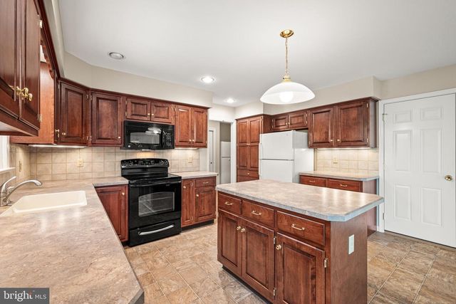 2426 MAGNOLIA DR, Gilbertsville, PA 19525