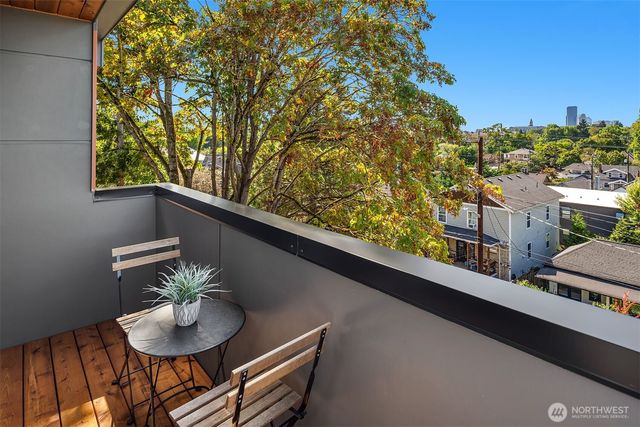 910 29th Avenue, Seattle, WA 98122