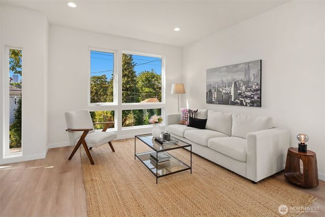 910 29th Avenue, Seattle, WA 98122