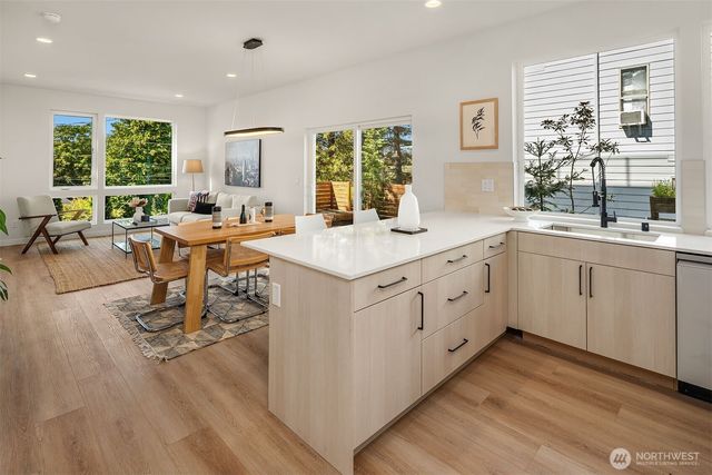 910 29th Avenue, Seattle, WA 98122