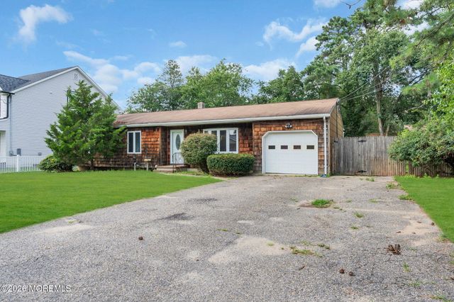 809 Commonwealth Boulevard, Toms River, NJ 08757