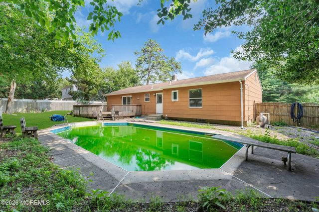 809 Commonwealth Boulevard, Toms River, NJ 08757