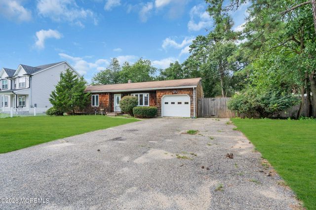 809 Commonwealth Boulevard, Toms River, NJ 08757