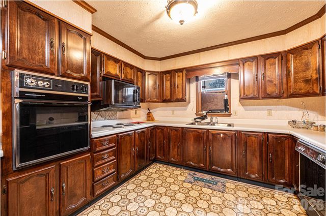 7141 Knobs Landing, Connelly Springs, NC 28612