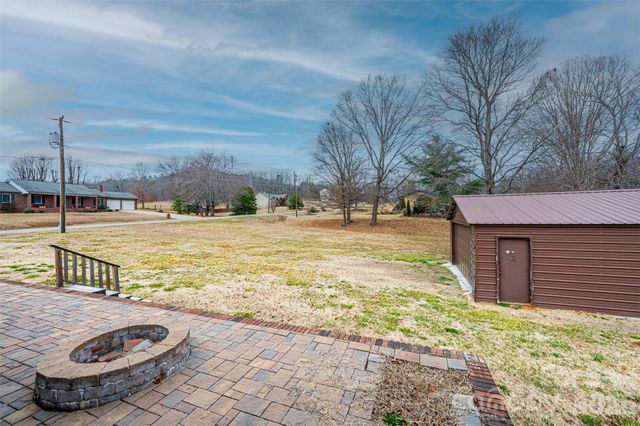 7141 Knobs Landing, Connelly Springs, NC 28612