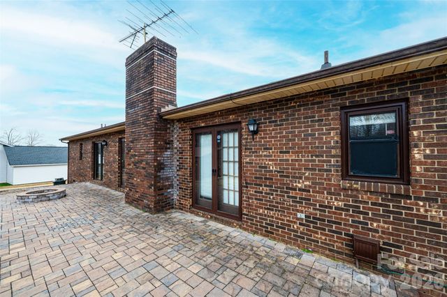 7141 Knobs Landing, Connelly Springs, NC 28612