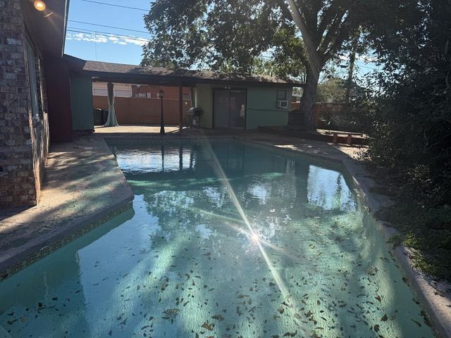 1717 E Crescent Dr, Odessa, TX 79761